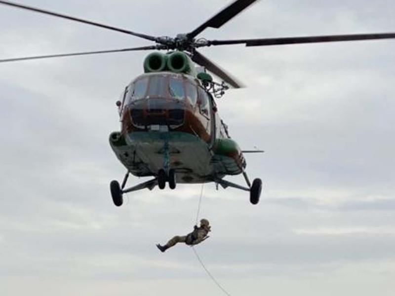 В областном центре Приангарья сотрудники спецподразделений Росгвардии провели десантирование с вертолета МИ-8