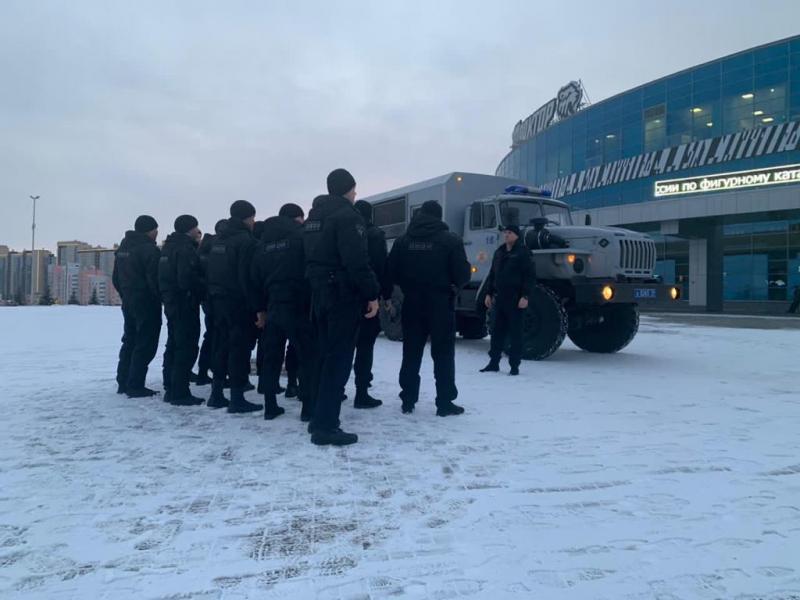 В Челябинске бойцы ОМОН обеспечивают безопасность хоккейных матчей Континентальной лиги