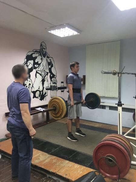 Офицер новгородского СОБР  «Рубин»  тренирует   юных спортсменов