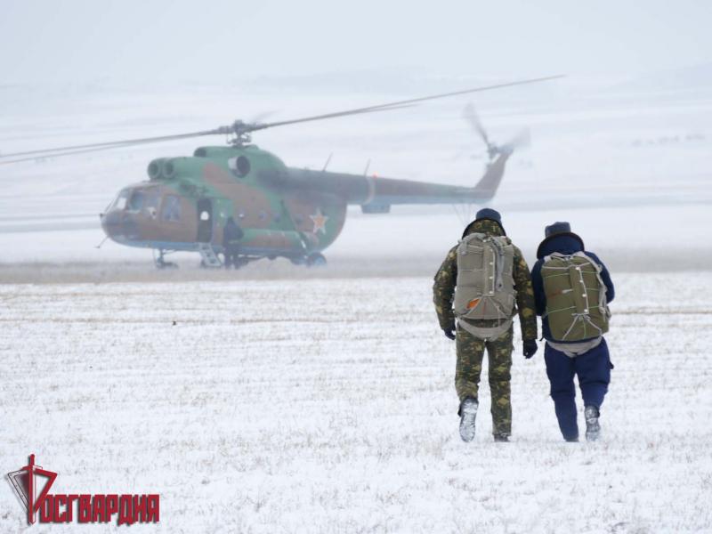 Летчики иркутской авиационной эскадрильи Росгвардии отработали учебно-тренировочные занятия по прыжкам с парашютом с высоты 1000 метров