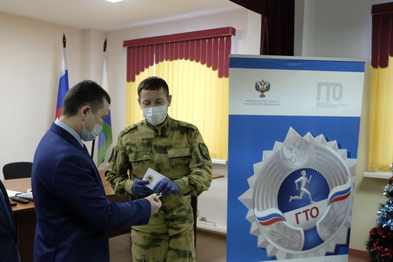 В Нарьян-Маре военнослужащим и сотрудникам Росгвардии вручили золотые знаки отличия ГТО