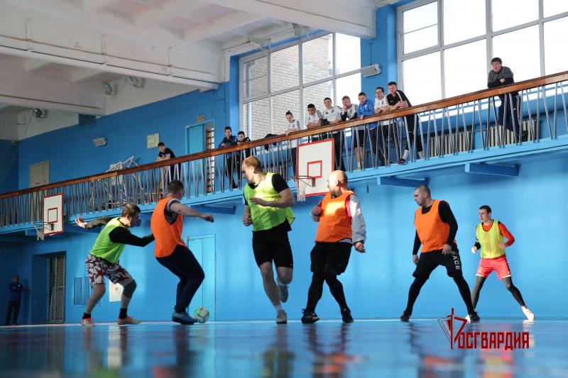 В Челябинске в преддверии Дня защитника Отечества сотрудники Росгвардии приняли участие в турнире по мини-футболу