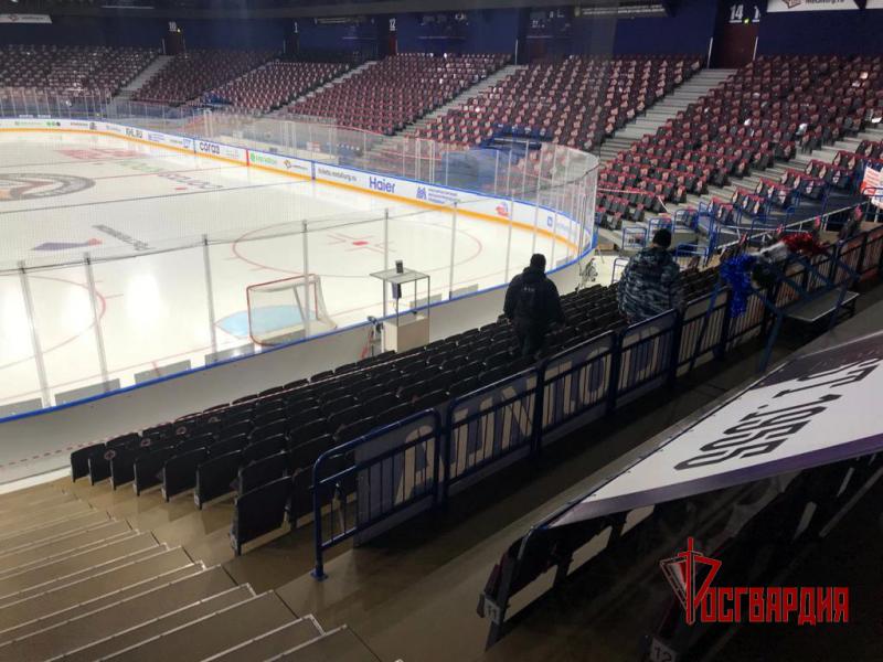 На Южном Урале бойцы ОМОН продолжают обеспечивать безопасность хоккейных матчей Кубка Гагарина и Молодежной хоккейной лиги