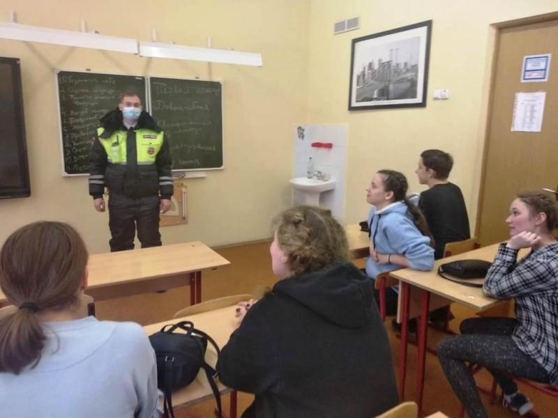 Инспекторы дорожно-патрульной службы ГИБДД Зеленограда оказали практическую помощь в подготовке школьников к конкурсу