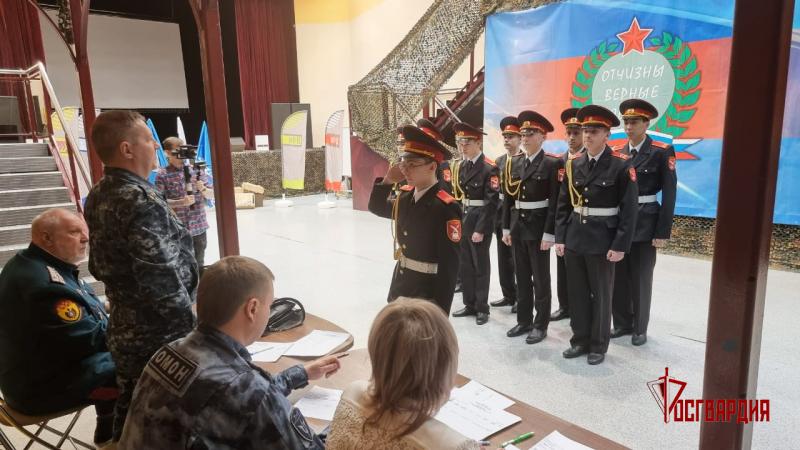 На Ямале офицер спецназа Росгвардии принял участие в проведении военно-патриотической спартакиады для молодежи