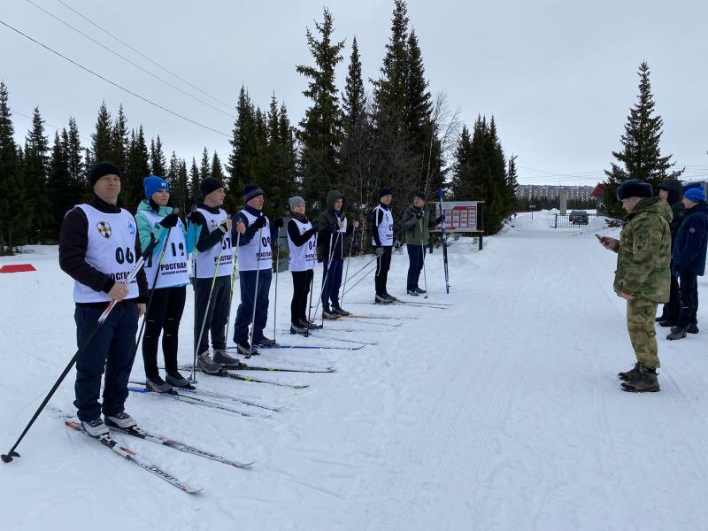В Нарьян-Маре военнослужащие и сотрудники Росгвардии соревновались в лыжной гонке