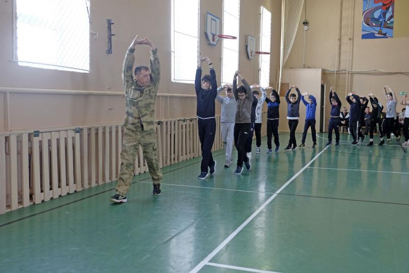 В Нарьян-Маре офицеры Росгвардии провели мастер-класс по кроссфиту для школьников