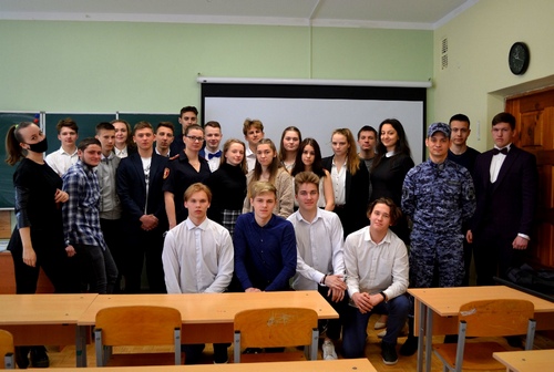 В Великом Новгороде сотрудники вневедомственной охраны Росгвардии провели беседу со школьниками