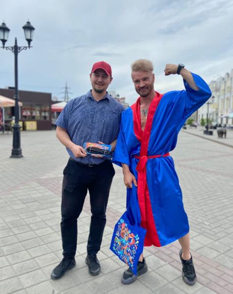 В Барнауле появился народный супергерой – «легендарный» качок-помощник