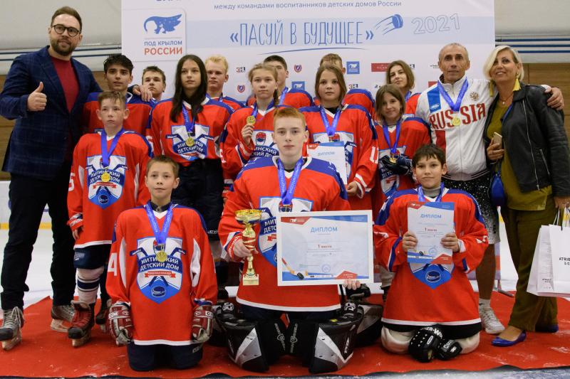 Хоккеисты из Митинского детского дома взяли золото на благотворительном турнире по хоккею «Пасуй в будущее»