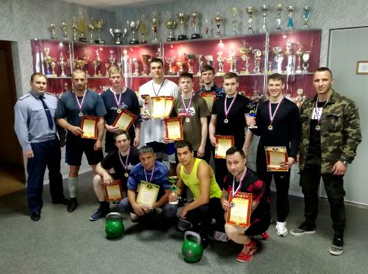 В УФСИН России по Магаданской области прошли соревнования по гиревому двоеборью среди сотрудников УИС