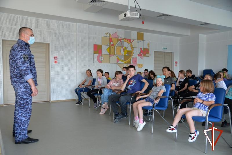 В Югре сотрудники ведомства в рамках всероссийской акции «Каникулы с Росгвардией» встретились со школьниками
