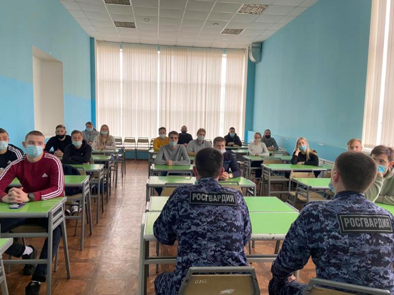 В Саранске сотрудники вневедомственной охраны Росгвардии встретились со студентами в рамках раннего профессионального ориентирования