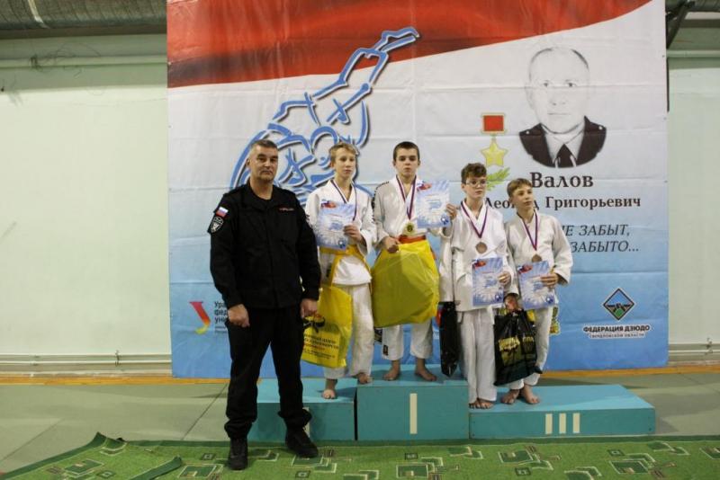 В Екатеринбурге Росгвардия провела юношеский турнир памяти павшего правоохранителя