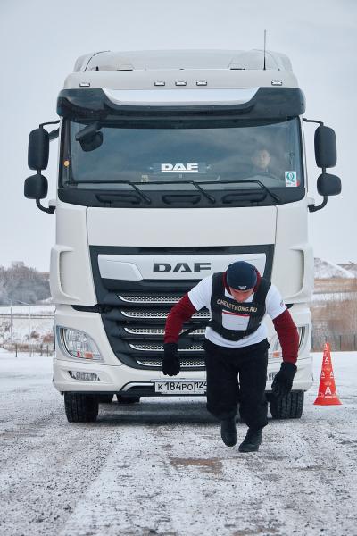 Самый сильный человек Сибири отбуксировал 8-тонный грузовик DAF на марафонские 47 метров