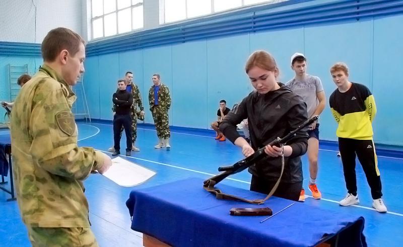 В Оренбурге росгвардейцы организовали военизированную эстафету для студентов средних специальных учебных заведений