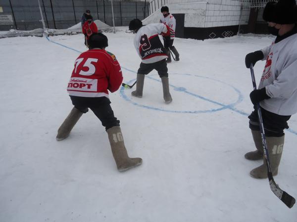 В зимний период 2021 года среди осужденных исправительных учреждений ГУФСИН Кузбасса организованы соревнования по хоккею с мячом на валенках
