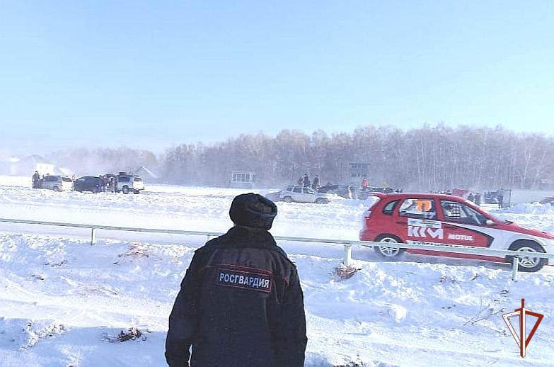 Росгвардия обеспечила правопорядок и безопасность всероссийских соревнований по зимним трековым автогонкам в Зауралье