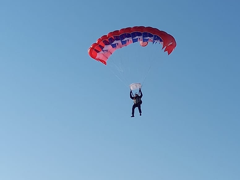 Летчики Росгвардии из Иркутска отработали учебно-тренировочные занятия по прыжкам с парашютом с высоты 1500 метров