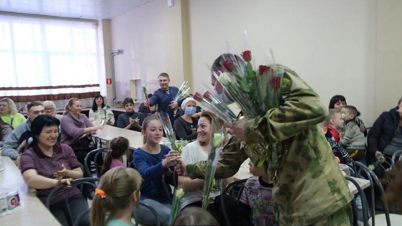 Курские росгвардейцы поздравили с Международным женским днем беженцев из ЛНР и ДНР