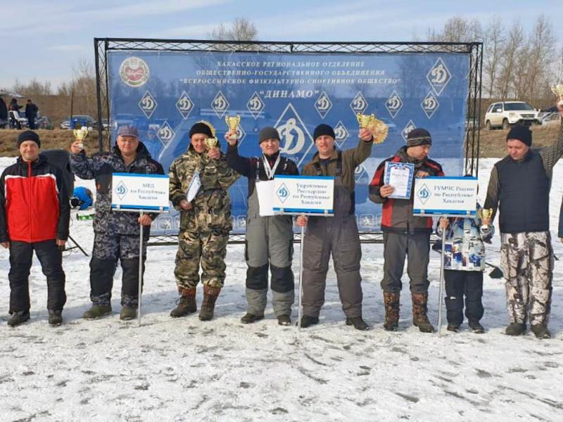 Росгвардейцы выиграли соревнования по подледному лову в Хакасии