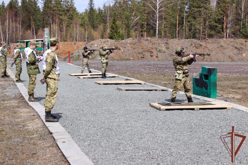 Чемпионат по стрельбе из боевого ручного стрелкового оружия завершился в Уральском округе Росгвардии
