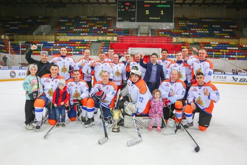 В Москве прошел товарищеский матч по хоккею между сборными МЧС России и Сбербанка
