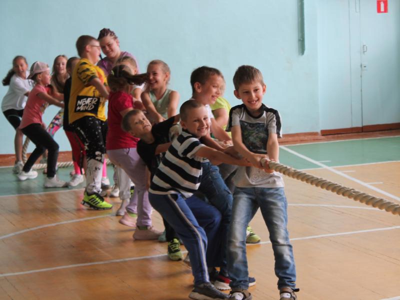 В День семьи военнослужащие Росгвардии устроили спортивный праздник для детей-сирот в Ангарске