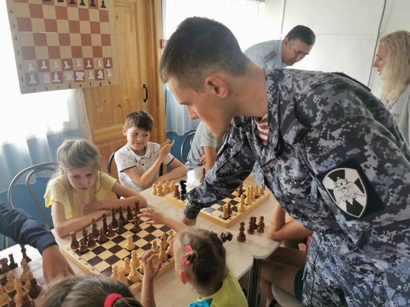 В Международный день шахмат росгвардейцы обучили азам игры детей-сирот из Иркутска