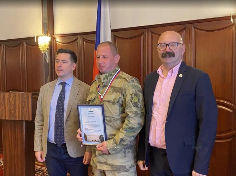 Заместитель председателя правительства Кировской области Андрей Маури наградил росгвардейцев за спортивные достижения
