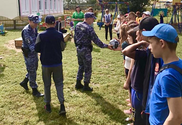 Росгвардейцы вручили воспитанникам детского дома в Тулуне спортивный инвентарь для занятий физкультурой