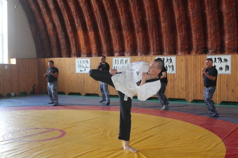 В Оренбурге в преддверии празднования Международного дня тхэквондо сотрудник Росгвардии провёл спортивное занятие для своих коллег