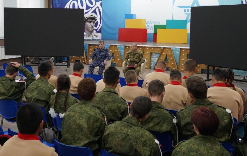 В Оренбурге сотрудники Росгвардии провели встречу с участниками военно-спортивной игры «Орленок»