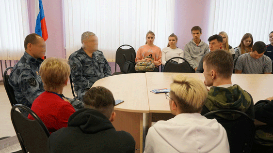 В рамках круглого стола сотрудники ульяновского ОМОН встретились с учащимися техникума олимпийского резерва