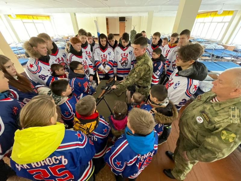 Детская хоккейная сборная «Юность» из Ангарска побывала в гостях у военнослужащих Росвардии