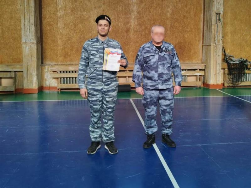 Сотрудники спецназа Росгвардии наградили победителей военно-спортивных игр в Абакане