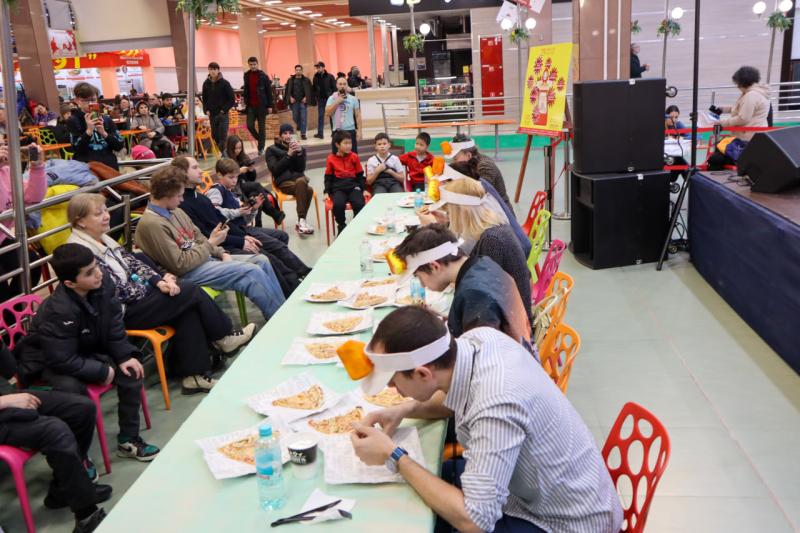 Жители Екатеринбурга поучаствовали в чемпионате по поеданию пиццы