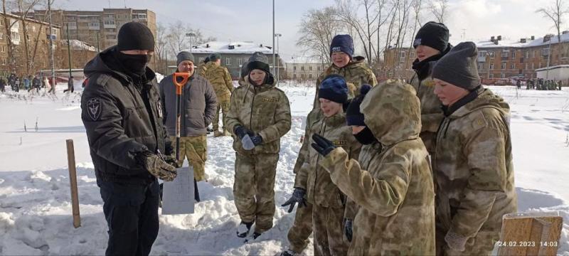 На Среднем Урале военнослужащие и сотрудники Росгвардии провели для кадетских классов военно-спортивную зарницу