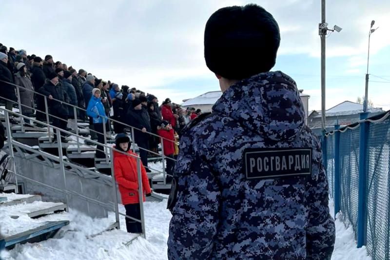 Сотрудники Росгвардии обеспечили безопасность командного чемпионата России по ледовому спидвею в Зауралье