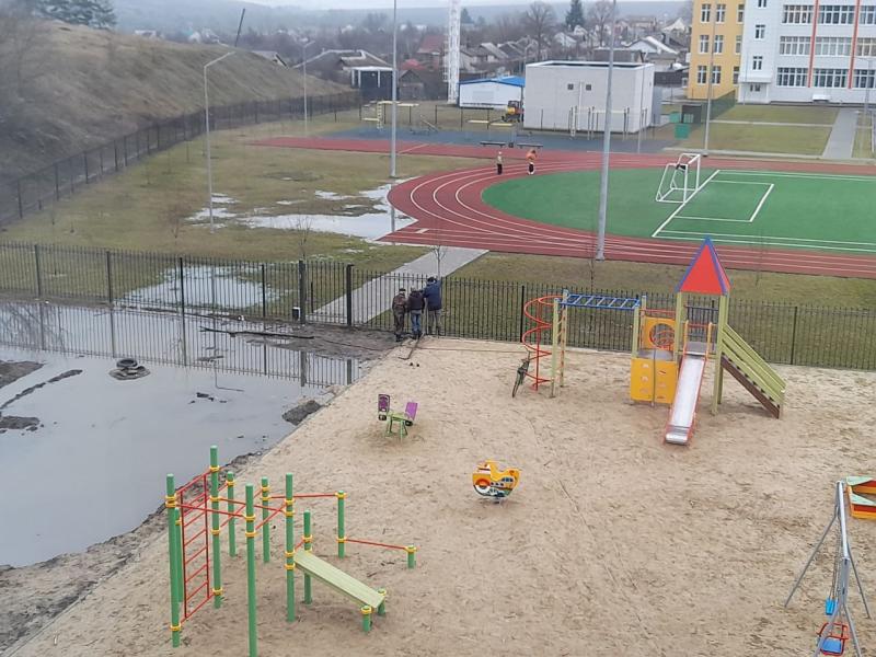 Под Воронежем канализация заливает стадион новой школы за 660 млн рублей и детскую площадку