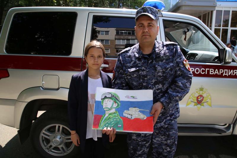 В Мордовии школьники нарисовали рисунки для росгвардейцев, принимающих участие в специальной военной операции