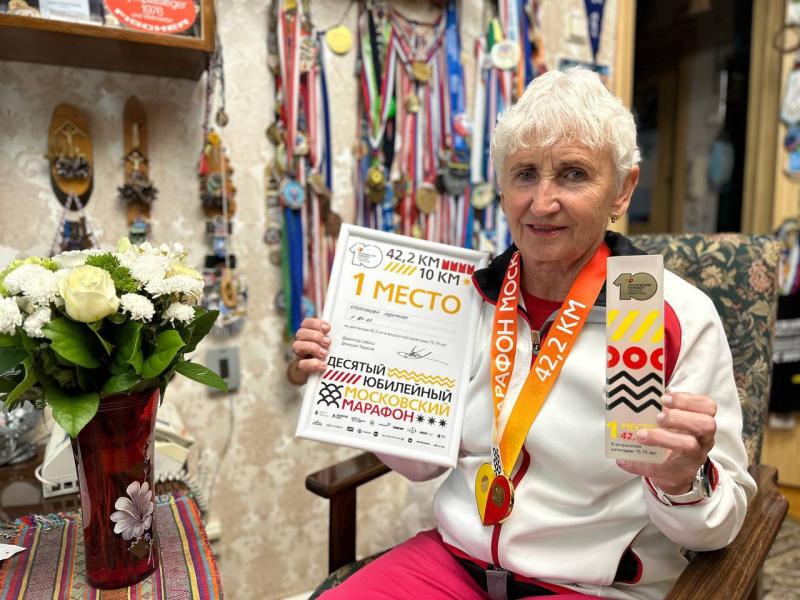 79-летняя Людмила Колобанова выиграла Московский марафон в своей возрастной категории