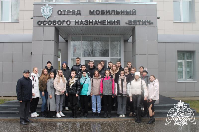 Первый командир кировского ОМОН Владимир Титов познакомил школьников и студентов с работой отряда