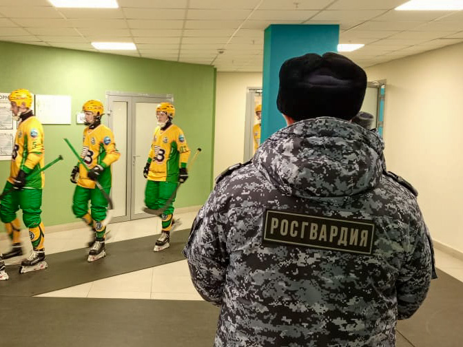 Росгвардейцы гарантировали безопасность спортсменам и зрителям всероссийского хоккейного матча в Кузбассе