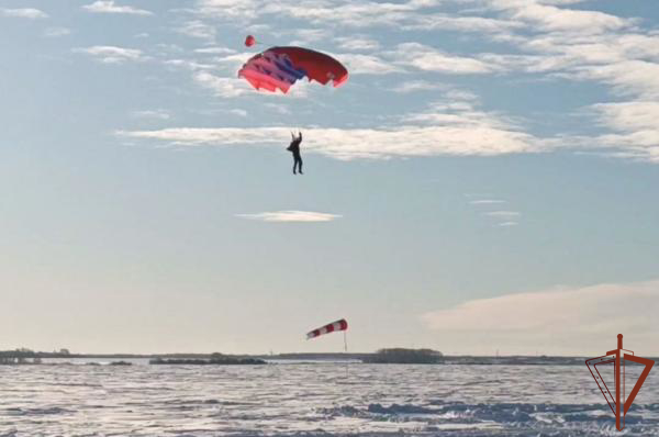 Летчики Росгвардии совершили тренировочные прыжки с парашютом на Урале