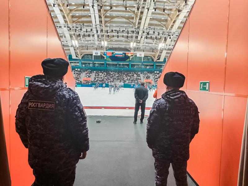 Росгвардейцы продолжают следить за безопасностью матчей чемпионата России по хоккею с мячом в Кузбассе