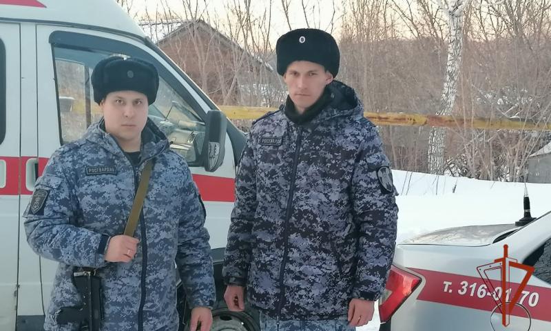 В Новосибирске росгвардейцы оказали помощь травмированному сноубордисту