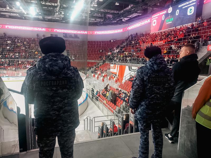 Росгвардия продолжает обеспечивать правопорядок на матчах всероссийского турнира молодежной хоккейной лиги в Кузбассе