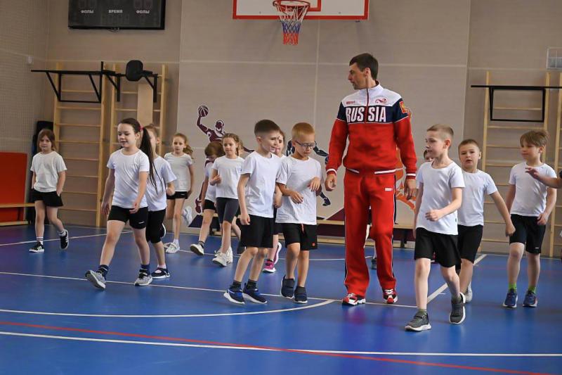 Именитый лыжник Росгвардии провел зарядку для маленьких кузбассовцев