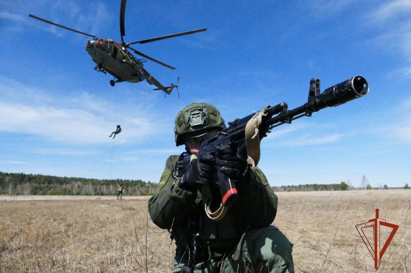 В Иркутске завершился учебный сбор с сотрудниками спецподразделений Сибирского ордена Жукова округа Росгвардии по подготовке выпускающих по беспарашютному десантированию из вертолётов